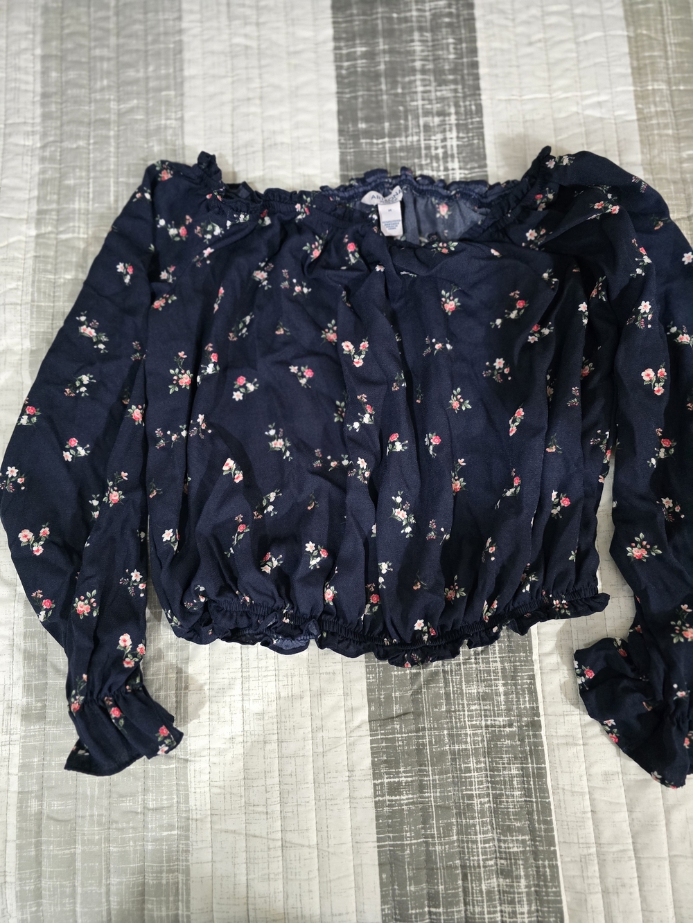 Floral Navy Off-Shoulder Long-Sleeve Cropped Top Sz M